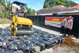 Polisi Bukittinggi musnahkan ribuan botol minuman beralkohol (Video)