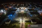 Warga menyaksikan Festival Takbir di Masjid Raya Baiturrahman, Banda Aceh, Aceh, Sabtu (9/7/2022). Festival Takbir yang dipusat di Masjdi Raya Baiturrahman diikuti sejumlah kelompok peserta dari berbagai daerah tersebut dalam rangka  menyambut  Hari Raya Idul Adha 1443 Hijriyah. ANTARA FOTO/Ampelsa.