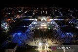 Warga menyaksikan Festival Takbir di Masjid Raya Baiturrahman, Banda Aceh, Aceh, Sabtu (9/7/2022). Festival Takbir yang dipusat di Masjdi Raya Baiturrahman diikuti sejumlah kelompok peserta dari berbagai daerah tersebut dalam rangka  menyambut  Hari Raya Idul Adha 1443 Hijriyah. ANTARA FOTO/Ampelsa.