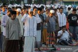 Umat Islam melaksanakan shalat Idul Adha 1443 Hijriah di Jalan Pahlawan, Surabaya, Jawa Timur, Sabtu (9/7/2022). Warga Muhammadiyah di kawasan itu melaksanakan shalat Idul Adha 1443 Hijriah pada Sabtu (9/7) yaitu sehari lebih awal dari yang ditetapkan pemerintah. ANTARA Jatim/Didik Suhartono/zk