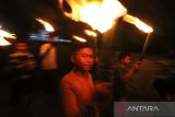 Sejumlah anak mengikuti pawai obor takbiran di Desa Kandang, Lhokseumawe, Sabtu (9/7/2022). Pawai obor digelar dalam rangka menyambut Idul Adha 1443 H sesuai dengan jadwal yang ditetapkan pemerintah pada 10 Juli 2022. ANTARA FOTO/Rahmad