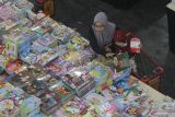 Pengunjung memilih buku saat bazar buku Big Bad Wolf Books di JX International, Surabaya, Jawa Timur, Sabtu (9/7/2022). Pameran yang berlangsung hingga 18 Juli 2022 tersebut menghadirkan 35.000 judul buku baru yang bertujuan untuk meningkatkan literasi serta budaya gemar membaca sejak dini. Antara Jatim/Moch Asim/zk.