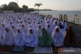  Umat Islam melaksanakan shalat Idul Adha 1443 Hijriah di Masjid Al Ikhlas, Desa Patereman, Bangkalan, Madura, Jawa Timur, Minggu (10/7/2022). Umat Islam di kawasan pesisir tersebut melaksanakan shalat Idul Adha sesuai waktu yang ditetapkan Pemerintah. ANTARA Jatim/Patrik Cahyo Lumintu/Zk