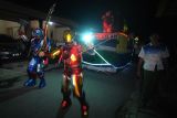 Warga mengenakan kostum super hero saat mengikuti pawai malam takbir Idul Adha di Drono, Ngawen, Klaten, Jawa Tengah, Sabtu (9/7/2022). Kegiatan tersebut guna menyambut datangnya Idul Adha 1443 H pada hari Minggu, 10 Juli 2022. ANTARA FOTO/Aloysius Jarot Nugroho/aww.