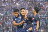 Pesepak bola Arema FC, M Rafli (tengah) disambut rekan-rekannya usai mencetak gol di gawang PSIS Semarang dalam pertandingan Semifinal Piala Presiden Leg Kedua di Stadion Kanjuruhan, Malang, Jawa Timur, Senin (11/7/2022). Arema menang 2-1 dan  melaju ke final.  ANTARA Jatim/Ari Bowo Sucipto/zk