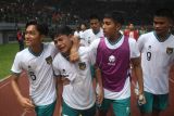 Sujumlah pemain Indonesia U19 meluapkan kekecewaannya usai laga penyisihan grup Piala AFF U-19 melawan Myanmar U.19, di Stadion Patriot Candrabhaga, Bekasi, Jawa Barat, Minggu (10/7/2022). Meskipun menang dengan skor 5-1, Indonesia U-19 tetap tersingkir dari Piala AFF U19. ANTARA FOTO/Akbar Nugroho Gumay/hp.