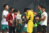 Sujumlah pemain Indonesia U-19 meluapkan kekecewaannya usai laga penyisihan grup Piala AFF U-19 melawan Myanmar U19 di Stadion Patriot Candrabhaga, Bekasi, Jawa Barat, Minggu (10/7/2022). Meskipun menang dengan skor 5-1, Indonesia U-19 tetap tersingkir dari Piala AFF U-19. ANTARA FOTO/Akbar Nugroho Gumay/hp.