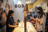 Pengunjung mengamati pakaian di salah satu stan pada Pameran Produk Lokal Bandung dengan tema 