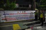 Personel Satlantas Polresta Kota Medan memasang spanduk larangan bermain skuter listrik di kawasan Lapangan Merdeka, Kesawan, Medan, Sumatera Utara, Selasa (12/7/2022). Polrestabes Medan melarang masyarakat bermain skuter listrik di jalan raya dikarenakan dapatmembahayakan diri sendiri dan pengguna jalan lainnya. ANTARA FOTO/Fransisco Carolio