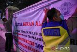 Personel Satlantas Polresta Kota Medan memasang spanduk larangan bermain skuter listrik di kawasan Lapangan Merdeka, Kesawan, Medan, Sumatera Utara, Selasa (12/7/2022). Polrestabes Medan melarang masyarakat bermain skuter listrik di jalan raya dikarenakan dapatmembahayakan diri sendiri dan pengguna jalan lainnya. ANTARA FOTO/Fransisco Carolio