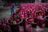 Pekerja merapikan gas elpiji non subsidi di agen LPG nonsubsidi Jalan Emong, Bandung, Jawa Barat, Selasa (12/7/2022). PT Pertamina (Persero) menaikkan harga elpiji nonsubsidi sekitar Rp2 ribu per kilogram yang berlaku mulai (10/7/2022) sedangkan di Kota Bandung, harga gas elpiji nonsubsidi ukuran 12 kilogram naik menjadi Rp213 ribu yang semula Rp198 ribu dan Bright Gas ukuran 5,5 kilogram naik menjadi Rp100 ribu yang semula Rp87 ribu. ANTARA FOTO/Raisan Al Farisi/agr