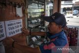 Pekerja memasang kertas harga baru gas elpiji non subsidi di agen LPG nonsubsidi Jalan Emong, Bandung, Jawa Barat, Selasa (12/7/2022). PT Pertamina (Persero) menaikkan harga elpiji nonsubsidi sekitar Rp2 ribu per kilogram yang berlaku mulai (10/7/2022) sedangkan di Kota Bandung, harga gas elpiji nonsubsidi ukuran 12 kilogram naik menjadi Rp213 ribu yang semula Rp198 ribu dan Bright Gas ukuran 5,5 kilogram naik menjadi Rp100 ribu yang semula Rp87 ribu. ANTARA FOTO/Raisan Al Farisi/agr