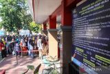Warga mengantri daftar untuk bertemu secara tatap muka dengan warga binaan permasyarakatan di Lapas kelas IIA Sidoarjo, Jawa Timur, Selasa (12/7/2022). 