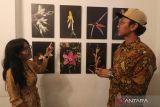 Peneliti anggrek Yuda R. Yudistira (kanan) berbincang dengan jurnalis Titik Kartitiani (kiri) saat pembukaan pameran fotografi karya mereka bertajuk The Autopsy of Papua Orchids di Kota Kediri, Jawa Timur, Senin (11/7/2022). Pamera foto kolaborasi peneliti dengan jurnalis yang didanai oleh Pulitzer Center melalui Rainforest Journalism Fund South East Asia tersebut menampilkan beragam anggrek langka dari pegunungan Arfak Papua Barat. ANTARA Jatim/Prasetia Fauzani/zk