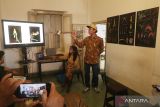 Peneliti anggrek Yuda R. Yudistira (kanan) bersama jurnalis Titik Kartitiani (kiri) menjawab pertanyaan pengunjung saat pembukaan pameran fotografi karya mereka bertajuk The Autopsy of Papua Orchids di Kota Kediri, Jawa Timur, Senin (11/7/2022). Pamera foto kolaborasi peneliti dengan jurnalis yang didanai oleh Pulitzer Center melalui Rainforest Journalism Fund South East Asia tersebut menampilkan beragam anggrek langka dari pegunungan Arfak Papua Barat. ANTARA Jatim/Prasetia Fauzani/zk