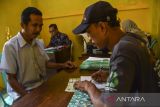 Nasabah Bank Sampah Saluyu melakukan pembayaran pajak kendaraan bermotor di kantor Desa Ciparigi, Kecamatan Sukadana, Kabupaten Ciamis, Jawa Barat, Rabu (13/7/2022). Pemerintah Desa melalui BUMDes Maju Jaya bekerja sama dengan DPRKPLH Ciamis membuat program Nabung Sampah Kanggo Bayar Pajak (Kabungah Bapak) untuk meringankan masyarakat dalam membayar pajak kendaraan dan pajak bumi bangunan serta guna mengurangi volume sampah. ANTARA FOTO/Adeng Bustomi/agr