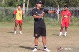 Pelatih kesebelasan Arema FC Eduardo Almeida memberi instruksi pada sejumlah pesepak bola saat memimpin latihan di lapangan Tirtomoyo