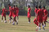 Pesepak bola Arema FC melakukan  latihan di lapangan Tirtomoyo, Malang, Jawa Timur, Rabu (13/7/2022).