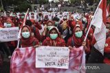 Massa yang tergabung dalam Forum Komunikasi Honorer Nakes (FKHN) Kabupaten Tasikmalaya menggelar aksi unjuk rasa di Setda, Singaparna, Kabupaten Tasikmalaya, Jawa Barat, Kamis (14/7/2022). Dalam aksinya mereka meminta kepada Pemerintah Daerah untuk menambah jumlah kuota pegawai pemerintah dengan Perjanjian Kerja (PPPK) tenaga kesehatan sebanyak 1.275 orang. ANTARA FOTO/Adeng Bustomi/agr