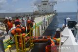 Tim SAR gabungan menggunakan tandu mengangkat jenazah warga Fhilipina, Crispin F Cadiz saat dievakuasi dari kapal kargo MV Lowlands Comfort berbendera Panama ke kapal KN SAR Kresna di Teluk Benggala, Aceh Besar, Aceh, Kamis (14/7/2022). Kru kapal kargo MV Lowlands  Comfort, Crispin F Cadiz itu meninggal pada Senin (4/7/2022)  akibat kecelakaan kerja dalam perjalan dari Mesir menuju China dan selanjutnya di evakuasi ke Aceh sebelum diterbangkan ke negara asalnya Fhilipina. ANTARA FOTO/Ampelsa.