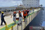 Tim SAR gabungan menggunakan tandu mengangkat jenazah warga Fhilipina, Crispin F Cadiz saat dievakuasi dari kapal kargo MV Lowlands Comfort berbendera Panama ke kapal KN SAR Kresna di Teluk Benggala, Aceh Besar, Aceh, Kamis (14/7/2022). Kru kapal kargo MV Lowlands  Comfort, Crispin F Cadiz itu meninggal pada Senin (4/7/2022)  akibat kecelakaan kerja dalam perjalan dari Mesir menuju China dan selanjutnya di evakuasi ke Aceh sebelum diterbangkan ke nagara asalnya Fhilipina. ANTARA FOTO/Ampelsa.