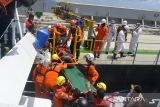 Tim SAR gabungan menggunakan tandu mengangkat jenazah warga Fhilipina, Crispin F Cadiz saat dievakuasi dari kapal kargo MV Lowlands Comfort berbendera Panama ke kapal KN SAR Kresna di Teluk Benggala, Aceh Besar, Aceh, Kamis (14/7/2022). Kru kapal kargo MV Lowlands  Comfort, Crispin F Cadiz itu meninggal pada Senin (4/7/2022)  akibat kecelakaan kerja dalam perjalan dari Mesir menuju China dan selanjutnya di evakuasi ke Aceh sebelum diterbangkan ke nagara asalnya Fhilipina. ANTARA FOTO/Ampelsa.