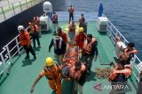 Tim SAR gabungan menggunakan tandu mengangkat jenazah warga Fhilipina, Crispin F Cadiz saat dievakuasi dari kapal kargo MV Lowlands Comfort berbendera Panama ke kapal KN SAR Kresna di Teluk Benggala, Aceh Besar, Aceh, Kamis (14/7/2022). Kru kapal kargo MV Lowlands  Comfort, Crispin F Cadiz itu meninggal pada Senin (4/7/2022)  akibat kecelakaan kerja dalam perjalan dari Mesir menuju China dan selanjutnya di evakuasi ke Aceh sebelum diterbangkan ke nagara asalnya Fhilipina. ANTARA FOTO/Ampelsa.