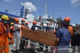 Tim SAR gabungan menggunakan tandu mengangkat jenazah warga Fhilipina, Crispin F Cadiz seusai dievakuasi dari kapal kargo MV Lowlands Comfort berbendera Panama saat tiba di pelabuhan Ulee Lheue, Banda  Aceh, Kamis (14/7/2022). Kru kapal kargo MV Lowlands  Comfort, Crispin F Cadiz itu meninggal pada Senin (4/7/2022)  akibat kecelakaan kerja dalam perjalan dari Mesir menuju China dan selanjutnya di evakuasi ke Aceh sebelum diterbangkan ke nagara asalnya Fhilipina. ANTARA FOTO/Ampelsa.