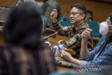 Menteri Kesehatan Budi Gunadi Sadikin menyampaikan paparan saat menghadiri Focus Group Discussion Riset ITB di Bandung, Jawa Barat, Kamis (14/7/2022). Kunjungan kerja tersebut dalam rangka berdiskusi dengan Senat Akademik ITB untuk merumuskan kebijakan terkait penelitian dan inovasi ITB dalam pelayanan kesehatan berbasis sains dan teknologi. ANTARA FOTO/M Agung Rajasa/agr