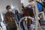 Menteri Kesehatan Budi Gunadi Sadikin (kiri) didampingi Dirjen Kefarmasian dan Alat Kesehatan Rizka Andalucia (tengah) mendengarkan paparan hasil penelitian berupa alat kesehatan dan diagnostik kit saat kunjungan kerja di Bandung, Jawa Barat, Kamis (14/7/2022). Kunjungan kerja tersebut dalam rangka berdiskusi dengan Senat Akademik ITB untuk merumuskan kebijakan terkait penelitian dan inovasi ITB dalam pelayanan kesehatan berbasis sains dan teknologi. ANTARA FOTO/M Agung Rajasa/agr