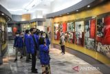 Pemandu memberikan penjelasan kepada mahasiswa di salah satu sudut pameran di Museum Konferensi Asia Afrika (MKAA) di Bandung, Jawa Barat, Kamis (14/7/2022). Pengelola Museum Asia Afrika menggelar program Seru Bersama Liburan di MKAA (Seblak) yang menampilkan pameran temporer KAA, pemutaran film anak, dan cerita anak-anak Asia Afrika yang digelar hingga 17 Juli 2022 mendatang . ANTARA FOTO/Raisan Al Farisi/agr