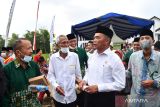 Menteri Koordinator (Menko) Bidang Pembangunan Manusia dan Kebudayaan (PMK) Muhadjir Effendy (kedua kanan) berbincang dengan sejumlah Pengurus Daerah Muhammadiyah di lingkungan Perguruan Muhammadiyah MI dan SMP Muhammadiyah Caruban saat kunjungan kerja di Kabupaten Madiun, Jawa Timur, Kamis (14/7/2022). Menko PMK menghadiri peresmian kompleks Perguruan Muhammadiyah MI dan SMP Muhammadiyah Caruban dan melakukan penanaman pohon dalam gerakan penanaman 10 juta pohon di lingkungan kampus Universitas Sebelas Maret di Caruban, Kabupaten Madiun. ANTARA Jatim/Siswowidodo/zk