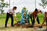 Menteri Koordinator (Menko) Bidang Pembangunan Manusia dan Kebudayaan (PMK) Muhadjir Effendy (kiri) menanam pohon di lingkungan kampus Universitas Sebelas Maret saat kunjungan kerja di Kabupaten Madiun, Jawa Timur, Kamis (14/7/2022). Menko PMK menghadiri peresmian kompleks Perguruan Muhammadiyah MI dan SMP Muhammadiyah Caruban dan melakukan penanaman pohon dalam gerakan penanaman 10 juta pohon di lingkungan kampus Universitas Sebelas Maret di Caruban, Kabupaten Madiun. ANTARA Jatim/Siswowidodo/zk