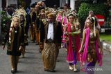  Sejumlah pengantin mengikuti prosesi temu manten saat digelar nikah massal di Rumah Dinas Wali Kota Madiun, Jawa Timur, Kamis (14/7/2022). Pemkot Madiun memfasilitasi pernikahan gratis untuk sembilan pasangan pengantin dalam rangkaian peringatan Hari Jadi ke-104 Kota Madiun. ANTARA Jatim/Siswowidodo/Zk