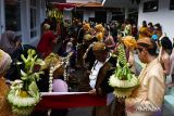 Sejumlah pengantin mengikuti prosesi temu manten saat digelar nikah massal di Rumah Dinas Wali Kota Madiun, Jawa Timur, Kamis (14/7/2022). Pemkot Madiun memfasilitasi pernikahan secara gratis sembilan pasangan pengantin dalam rangkaian peringatan Hari Jadi ke-104 Kota Madiun. ANTARA Jatim/Siswowidodo/Zk