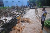 Seorang petugas melihat sampah yang menyumbat Sungai Dawe di Desa Golantepus, Mejobo, Kudus, Jawa Tengah, Kamis (14/7/2022). Menurut kepala desa setempat, akibat intensitas hujan yang tinggi serta banyaknya sampah yang menyumbat aliran Sungai Dawe tersebut menyebabkan kurang lebih 500 rumah dan jalan utama di desa itu terdampak. ANTARA FOTO/Yusuf Nugroho/hp.