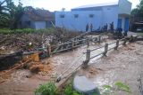 Warga melihat sampah yang menyumbat Sungai Dawe di Desa Golantepus, Mejobo, Kudus, Jawa Tengah, Kamis (14/7/2022). Menurut kepala desa setempat, akibat intensitas hujan yang tinggi serta banyaknya sampah yang menyumbat aliran Sungai Dawe tersebut menyebabkan kurang lebih 500 rumah dan jalan utama di desa itu terdampak. ANTARA FOTO/Yusuf Nugroho/hp.