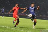 Pesepak bola Arema FC, Johan Al Farisy (kanan) berusaha menghalangi laju pesepak bola Borneo FC, Terens Owang Priska (kiri) dalam laga Final Piala Presiden Leg Pertama di Stadion Kanjuruhan, Malang, Jawa Timur, Kamis (14/7/2022). Antara Jatim/Ari Bowo Sucipto/Ds