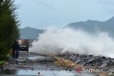 Kendaraan melintasi jalan pantai saat berlangsung gelombang tinggi di daerah pesisir Kampung Jawa, Banda Aceh, Aceh, Jumat (15/7/2022). Badan Meteorologi, Klimatologi dan Geofisika (BMKG) memperingatkan kapal nelayan, kapal tongkang, kapal ferry, kapal kargo serta kapal pesiar agar mewaspadai tinggi gelombang 1,25 hingga 2,50 meter di perarian Selat Melaka, sedangkan tinggi gelombang  2,50 hingga 4 meter di perairan Utara Sabang, perarian Barat Aceh, perarian Pulau Simeulue dan Samudera Hindia Barat Aceh hingga kepulauan Nias yang berpeluang terjadi hingga tanggal 17 Juli 2022. ANTARA FOTO/Ampelsa.