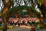 Warga lanjut usia (lansia) mengikuti senam bersama di Kota Madiun, Jawa Timur, Jumat (15/7/2022). Kegiatan senam bersama lansia yang diikuti ratusan warga lansia dari 27 kelurahan di Kota Madiun tersebut dimaksudkan untuk menjaga kebugaran para lansia. Antara Jatim/Siswowidodo/Ds