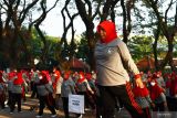 Warga lanjut usia (lansia) mengikuti senam bersama di Kota Madiun, Jawa Timur, Jumat (15/7/2022). Kegiatan senam bersama lansia yang diikuti ratusan warga lansia dari 27 kelurahan di Kota Madiun tersebut dimaksudkan untuk menjaga kebugaran para lansia. Antara Jatim/Siswowidodo/Ds