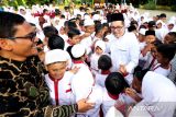 Pj Walikota Banda Aceh Bakri Siddiq menyapa pelajar pada hari pertama masuk sekolah di SD Negeri 1 dan SMP Negeri 1 Banda Aceh, Jumat (15/7/2022).