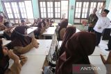Pj Walikota Banda Aceh Bakri Siddiq menyapa pelajar pada hari pertama masuk sekolah di SD Negeri 1 dan SMP Negeri 1 Banda Aceh, Jumat (15/7/2022).