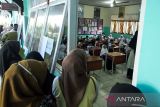 Sejumlah siswa baru kelas satu sekolah dasar mengikuti perkenalan lingkungan pada hari pertama masuk sekolah di SDN-1 Lhokseumawe, Aceh, Jumat (15/7/2022). Hari pertama masuk sekolah tahun ajaran 2022-2023 dimulai serentak, para orang tua siswa mengantar anaknya untuk mengenal lingkungan sekolah dan guru. ANTARA FOTO/Rahmad