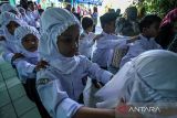 Sejumlah siswa baru kelas satu sekolah dasar mengikuti perkenalan lingkungan pada hari pertama masuk sekolah di SDN-1 Lhokseumawe, Aceh, Jumat (15/7/2022). Hari pertama masuk sekolah tahun ajaran 2022-2023 dimulai serentak, para orang tua siswa mengantar anaknya untuk mengenal lingkungan sekolah dan guru. ANTARA FOTO/Rahmad