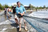 Pj Walikota Banda Aceh Bakri Siddiq menarik pukat darat bersama nelayan tradisional di pesisir pantai Kampung Jawa, Kecamatan Kutaraja, Banda Aceh, Sabtu (16/7/2022). 