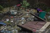 Warga memilah barang dan perabotan yang terendam lumpur akibat banjir bandang Sungai Cimanuk di Garut, Jawa Barat, Sabtu (16/7/2022). Ratusan rumah rusak berat serta ratusan jiwa dari delapan kecamatan di Garut terdampak banjir bandang akibat luapan Sungai Cimanuk saat intensitas curah hujan yang tinggi pada Jumat (15/7) kemarin. ANTARA FOTO/Novrian Arbi/agr
