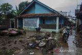 Warga membersihkan lumpur akibat banjir bandang Sungai Cimanuk di Garut, Jawa Barat, Sabtu (16/7/2022). Ratusan rumah rusak berat serta ratusan jiwa dari delapan kecamatan di Garut terdampak banjir bandang akibat luapan Sungai Cimanuk saat intensitas curah hujan yang tinggi pada Jumat (15/7) kemarin. ANTARA FOTO/Novrian Arbi/agr
