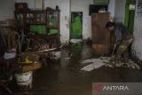 Warga membersihkan lumpur akibat banjir bandang Sungai Cimanuk di Garut, Jawa Barat, Sabtu (16/7/2022). Ratusan rumah rusak berat serta ratusan jiwa dari delapan kecamatan di Garut terdampak banjir bandang akibat luapan Sungai Cimanuk saat intensitas curah hujan yang tinggi pada Jumat (15/7) kemarin. ANTARA FOTO/Novrian Arbi/agr

