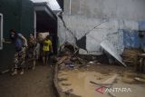 Warga membawa barang dan perabotan yang bersih dari  lumpur akibat banjir bandang Sungai Cimanuk di Garut, Jawa Barat, Sabtu (16/7/2022). Ratusan rumah rusak berat serta ratusan jiwa dari delapan kecamatan di Garut terdampak banjir bandang akibat luapan Sungai Cimanuk saat intensitas curah hujan yang tinggi pada Jumat (15/7) kemarin. ANTARA FOTO/Novrian Arbi/agr

